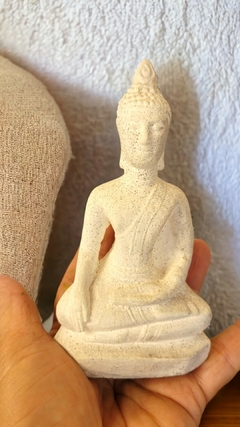 Estatueta Buda Sidarta Mudra Abhaya 12cm arenito branco- resina