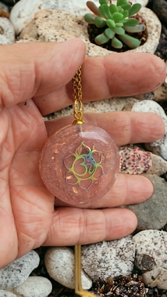 Pingente de orgonite Om na flor de lótus 3,7cm - quartzo rosa - corrente de aço dourada