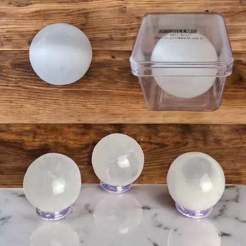 Esfera de selenita 3,5cm - 50g com suporte e caixa de acrílico - comprar online