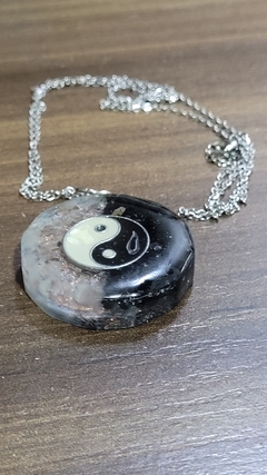 Orgonite pingente Yin/Yang sextavado - corrente de aço 60cm - comprar online