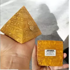 Pirâmide de Orgonite com Motivos Egípcios e Mão Hamsá (8x8)cm - Prosperidade e Proteção - comprar online