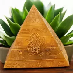 Pirâmide de Orgonite com Motivos Egípcios e Mão Hamsá (8x8)cm - Prosperidade e Proteção