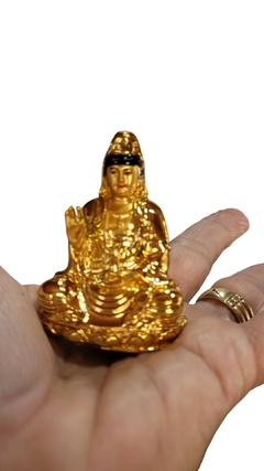 Mini Escultura de Kuan Yin em resina dourada 6cm