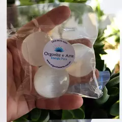 Kit de Pedras Selenita Rolada 150g - Energia e Clareza - comprar online