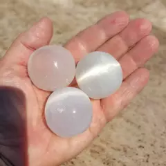 Kit de Pedras Selenita Rolada 150g - Energia e Clareza na internet