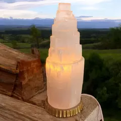 Luminária torre de selenita branca 25cm + base de orgonite com lâmpada na internet