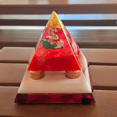 Pirâmide de Orgonite São Jorge 15cm - Energia, Proteção e Equilíbrio - comprar online