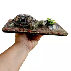 Tartaruga de Madeira Decorada sobre Orgonite – Símbolo de Proteção, Força e Harmonia - FengShui - comprar online