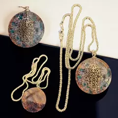 Orgonite Pingente Mão Hamsa e Apatita Azul - - comprar online