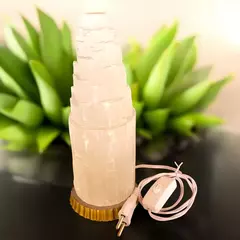 Luminária torre de selenita branca 25cm + base de orgonite com lâmpada - comprar online