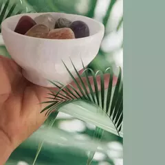 Tigela bowl de selenita branca 10cm com pedestal - Harmonia e Purificação