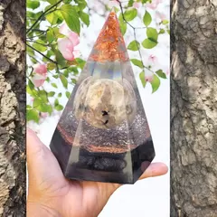 Pirâmide orgonite hexagonal 17cm com esfera de turmalina negra no feldspato - proteção e progresso - comprar online