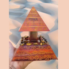 Pirâmide de orgonite motivos egípcios 15,5cm - poder pessoal