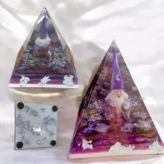 Pirâmide de Orgonite Com Energia Mística e Protetora (15x14,5)cm - comprar online