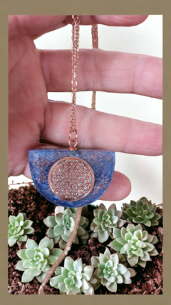 Pingente de orgonite semicirculo com flor da vida
