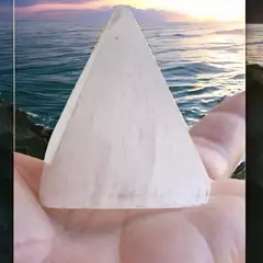 Mini Pirâmide de Selenita Branca Polida 4cm