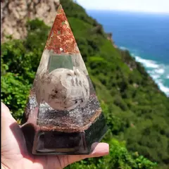 Pirâmide orgonite hexagonal 17cm com esfera de turmalina negra no feldspato - proteção e progresso