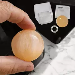 Esfera de selenita laranja 4cm - 60g com suporte e caixa de acrílico - comprar online