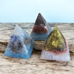 Trio de Mini Pirâmides de Orgonite – Eleve seu Espaço com Harmonia
