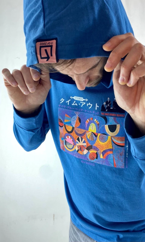 REMERA MANGA LARGA CAPUCHA BRUBEK