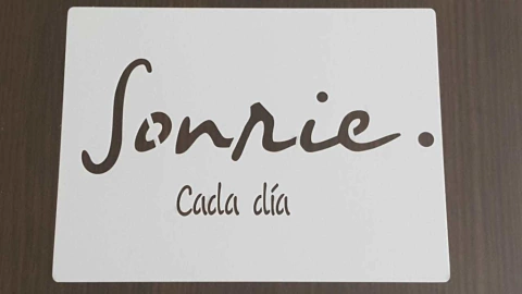 Stencil 15 x 20 cm SONRIE CADA DIA