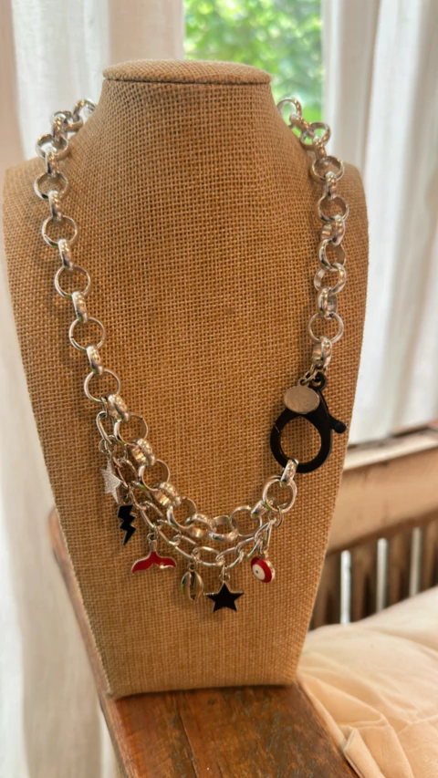 Collar con dijes variados rojo / negro