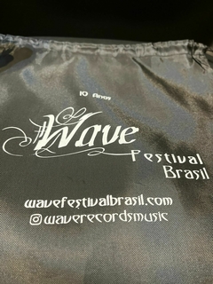 BAG WAVE FESTIVAL - 10 ANOS (MOCHILA) - comprar online