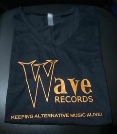 T-SHIRT WAVE RECORDS 2024 (CAMISETA GOLA V))