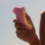 Vibrador de clítoris LELO SONA en color rosa y dorado