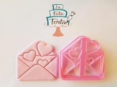 Cortante con sello sobre con corazones
