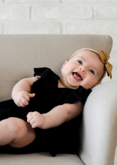 Vestido baby com guipir e babado nas mangas - comprar online