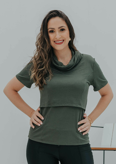 Blusa de amamentação com recorte frontal e gola boba