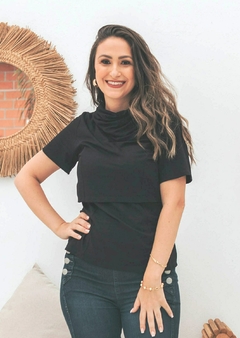 Blusa de amamentação com recorte frontal e gola boba