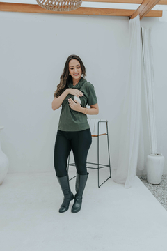 Blusa de amamentação com recorte frontal e gola boba - comprar online