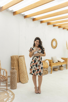 Imagem do Vestido de amamentação estampado com recorte na barra