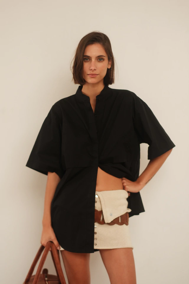 Camisa Sierra desmontable de poplin negro de Las Cabrera