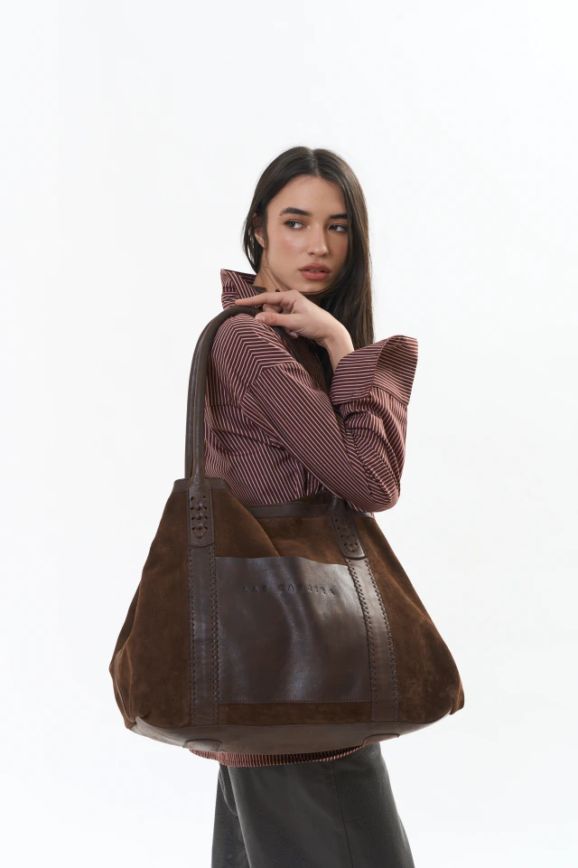 Cartera acapulco xl de gamuza choco de Las Cabrera