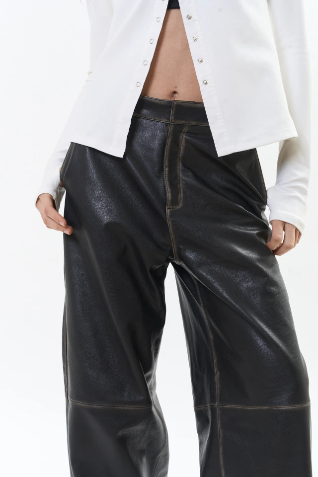 Pantalón ona de Las Cabrera con cuero negro brush off