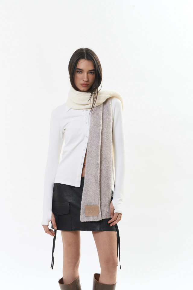 Bufanda Zonda de lana mohair gris y crudo de Las Cabrera