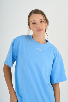 REMERA OTI OVER Celeste - comprar online