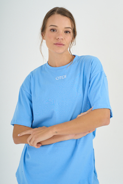 REMERA OTI OVER Celeste en internet