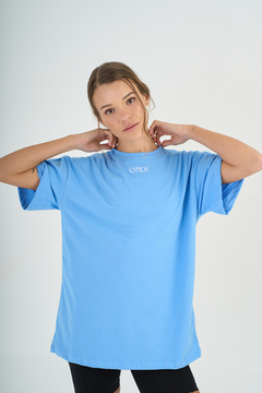 REMERA OTI OVER Celeste - tienda online