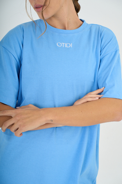 REMERA OTI OVER Celeste - otidi.oficial