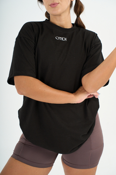 REMERA OTI OVER Negra en internet