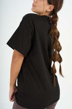 REMERA OTI OVER Negra