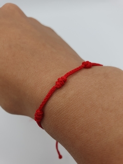 Pulsera de Hilo Rojo 7 Nudos