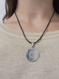 Dije Ojo de Horus - Mediano - Acero - Piedras en Córdoba