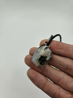 Dije de Piedra de la Luna - en bruto- acero - mediano - comprar online
