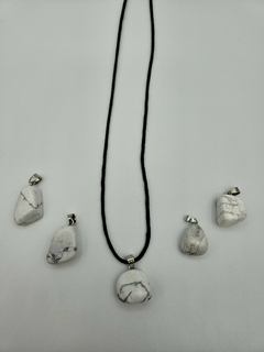 Dije de Howlita- Rolado- Mediano- Acero - comprar online