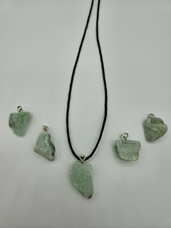Dije de Calcita Verde- en bruto- Mediano- Acero